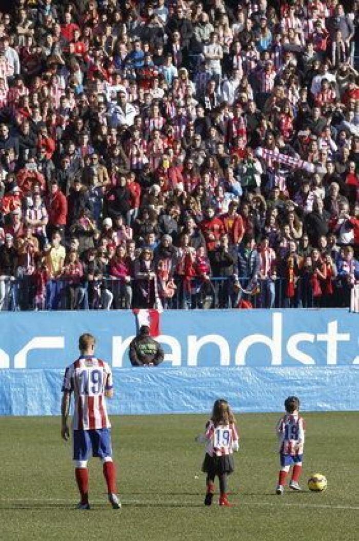 Fernando Torres vuelve a vestir de rojiblanco ante 40.000 aficionados (FOTOS)