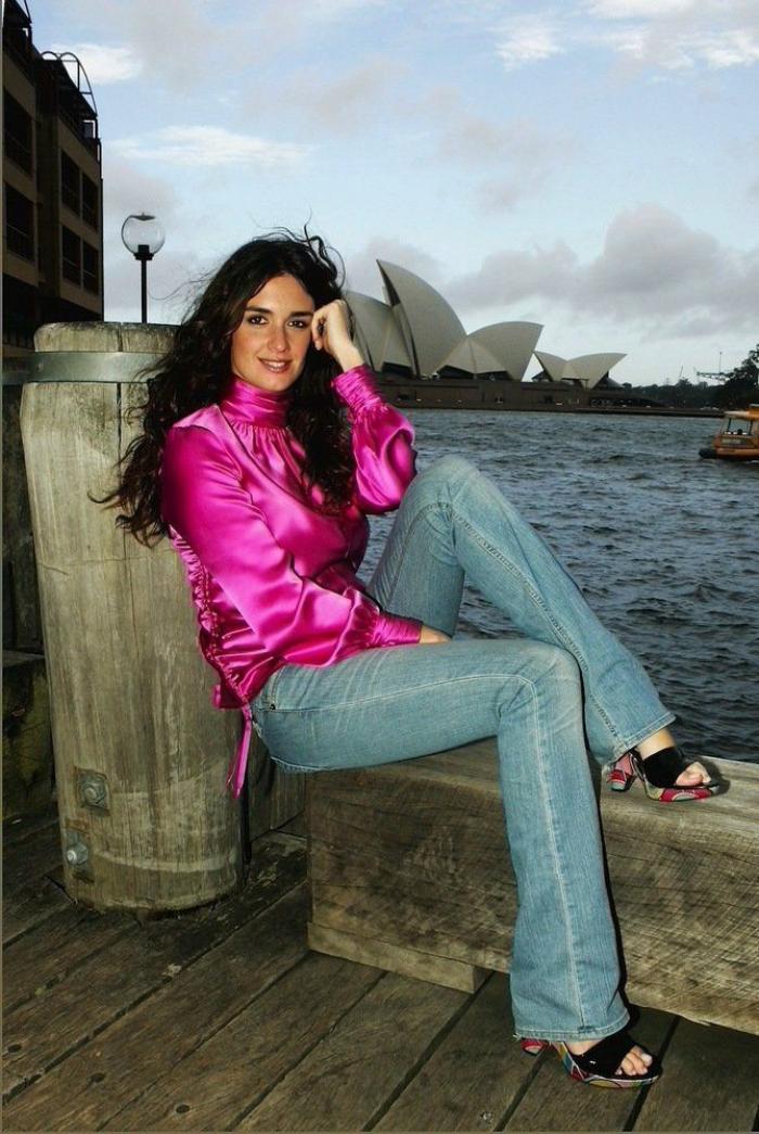 Paz Vega demuestra que se puede seguir llevando bañador en otoño