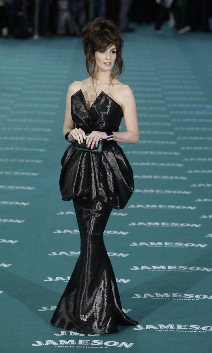 Paz Vega demuestra que se puede seguir llevando bañador en otoño