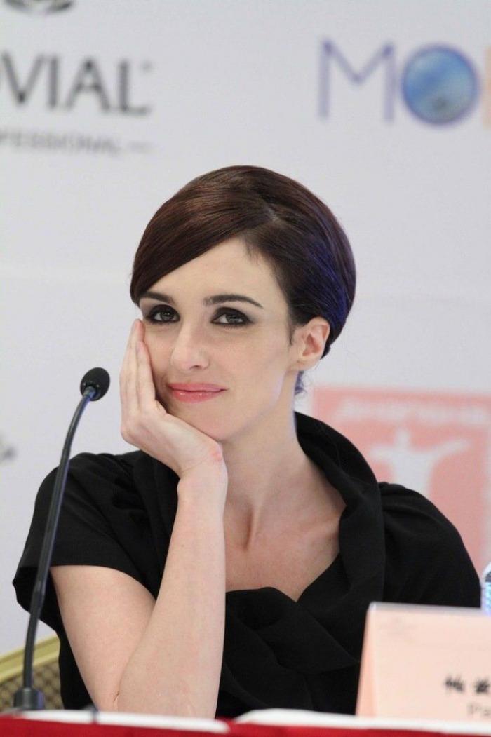 Paz Vega demuestra que se puede seguir llevando bañador en otoño