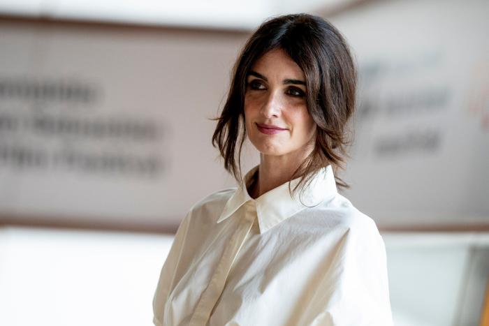 Paz Vega demuestra que se puede seguir llevando bañador en otoño