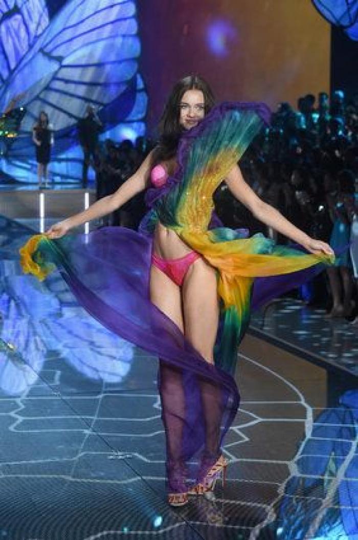 Las modelos de Asos no ocultan sus estrías