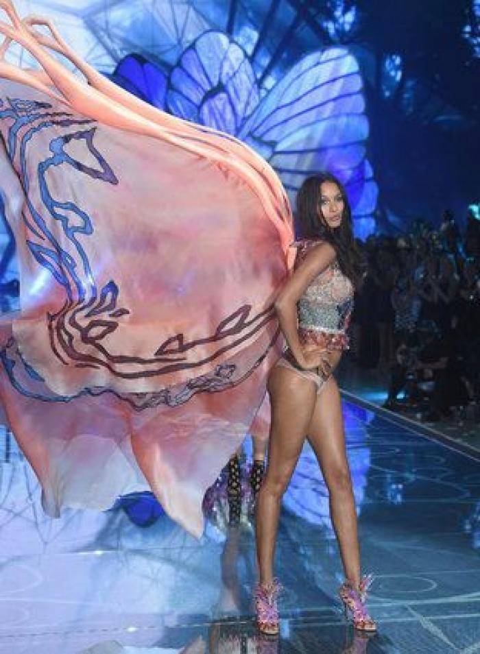 Las modelos de Asos no ocultan sus estrías