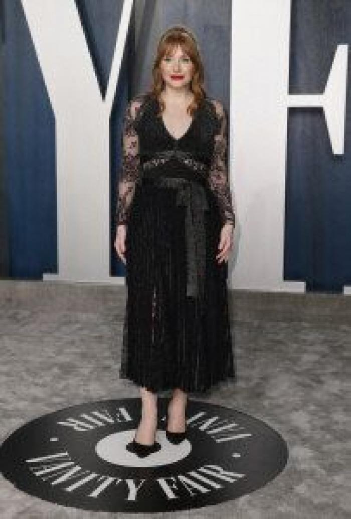 El no-vestido de Emily Ratajkowski y otros 'looks' de la fiesta Vanity Fair tras los Oscar