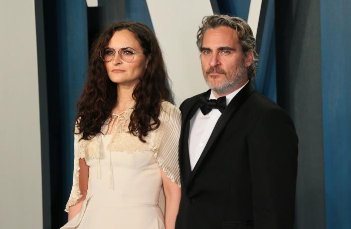 El no-vestido de Emily Ratajkowski y otros 'looks' de la fiesta Vanity Fair tras los Oscar