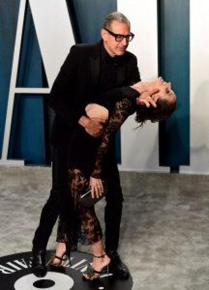 El no-vestido de Emily Ratajkowski y otros 'looks' de la fiesta Vanity Fair tras los Oscar