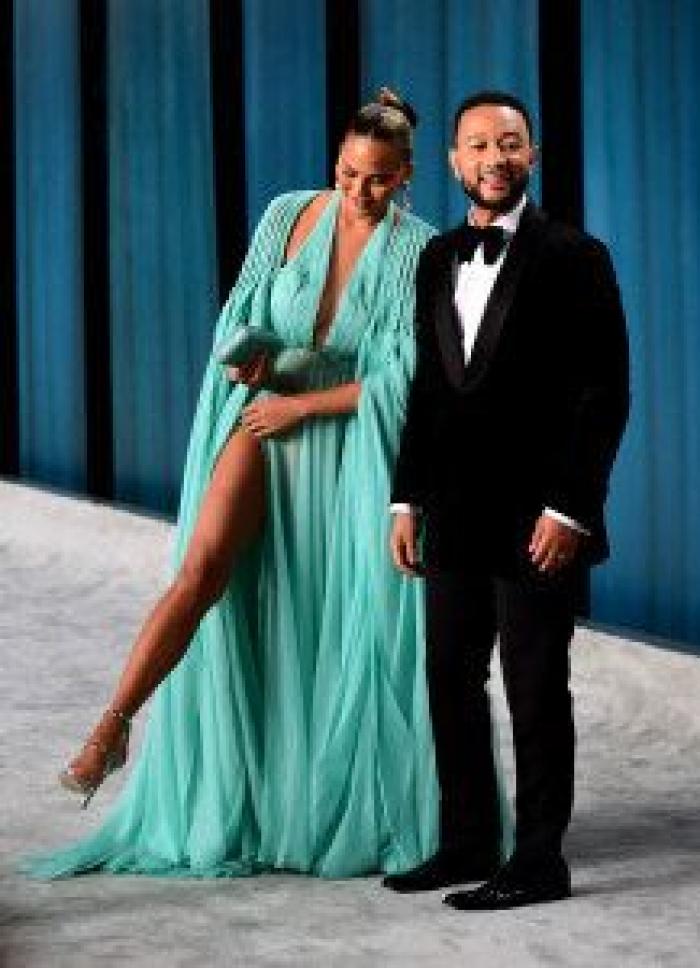 El no-vestido de Emily Ratajkowski y otros 'looks' de la fiesta Vanity Fair tras los Oscar