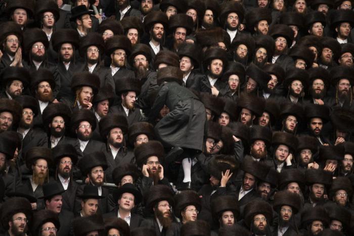 Polémica en Nueva York: se filtran vídeos de una boda judía secreta con más de 7.000 personas sin mascarillas