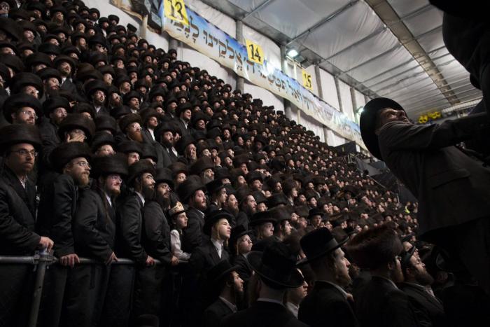 Polémica en Nueva York: se filtran vídeos de una boda judía secreta con más de 7.000 personas sin mascarillas