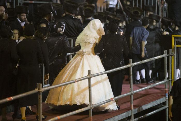 Polémica en Nueva York: se filtran vídeos de una boda judía secreta con más de 7.000 personas sin mascarillas