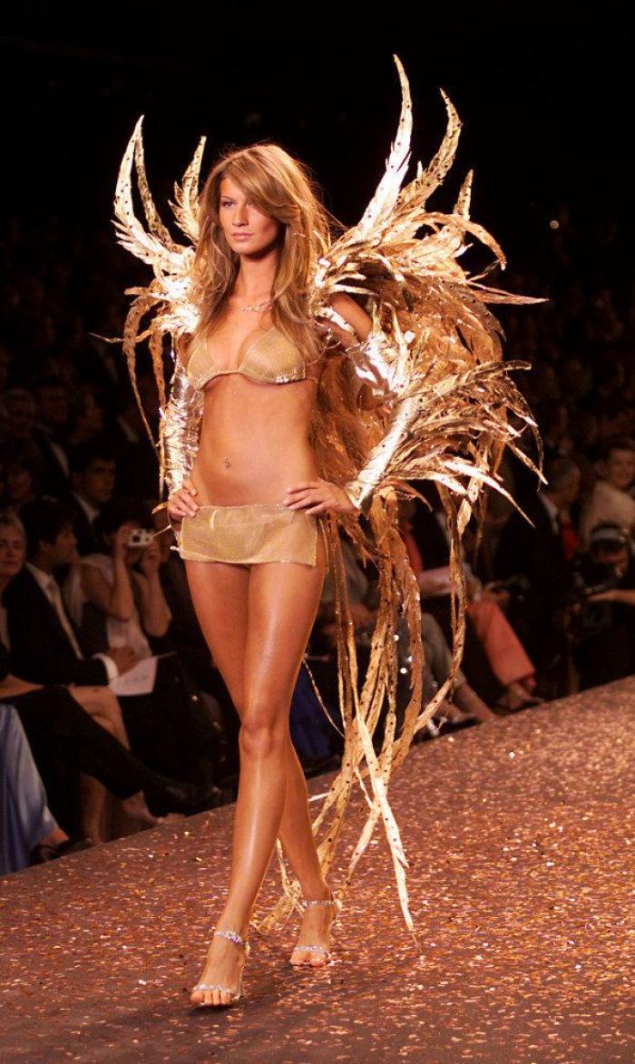 Gisele publica en Instagram una foto amamantando con tres estilistas alrededor