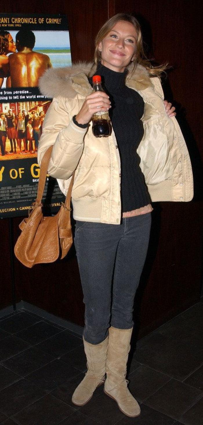 Gisele publica en Instagram una foto amamantando con tres estilistas alrededor