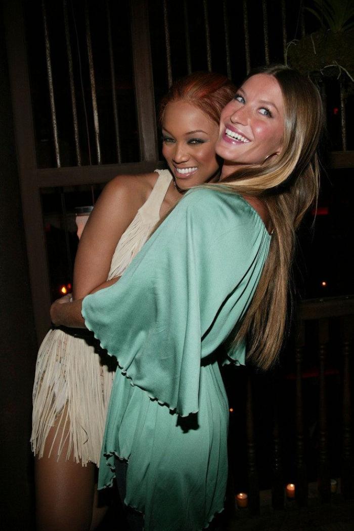 Gisele publica en Instagram una foto amamantando con tres estilistas alrededor