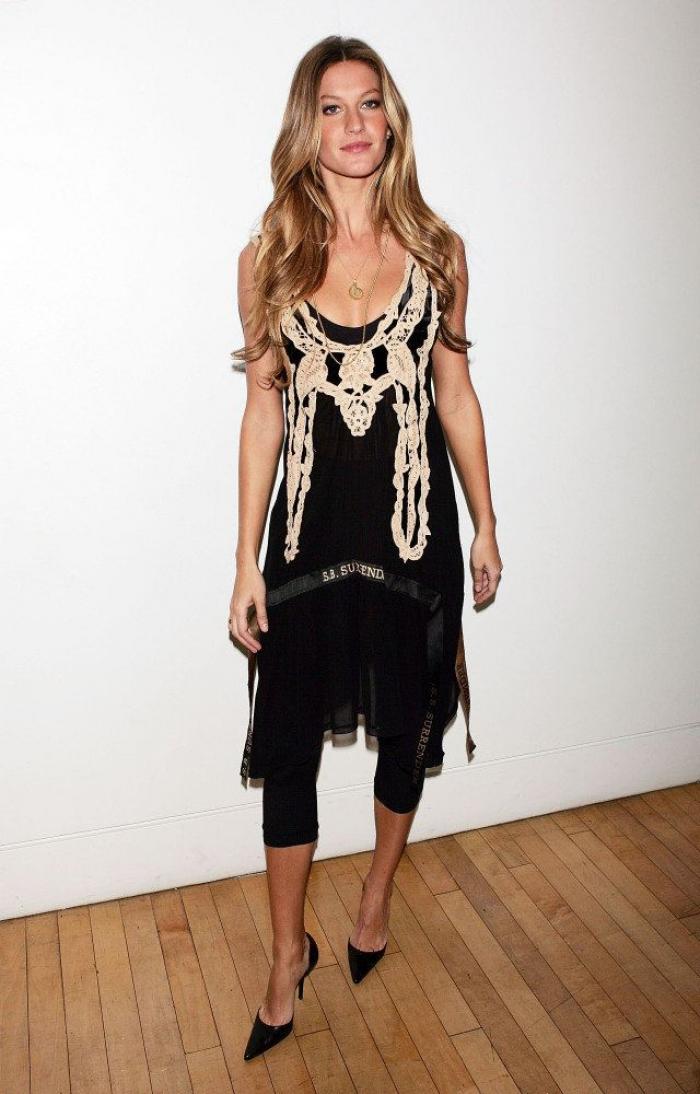 Gisele publica en Instagram una foto amamantando con tres estilistas alrededor