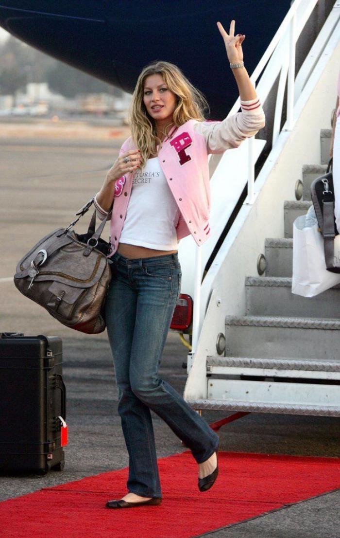 Gisele publica en Instagram una foto amamantando con tres estilistas alrededor