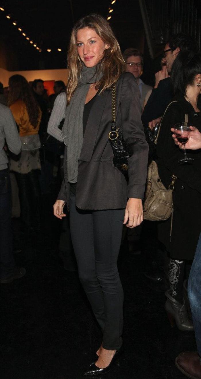 Gisele publica en Instagram una foto amamantando con tres estilistas alrededor