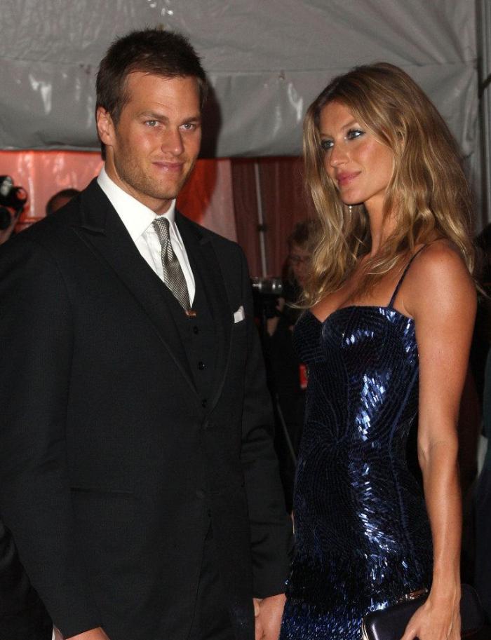 Gisele publica en Instagram una foto amamantando con tres estilistas alrededor