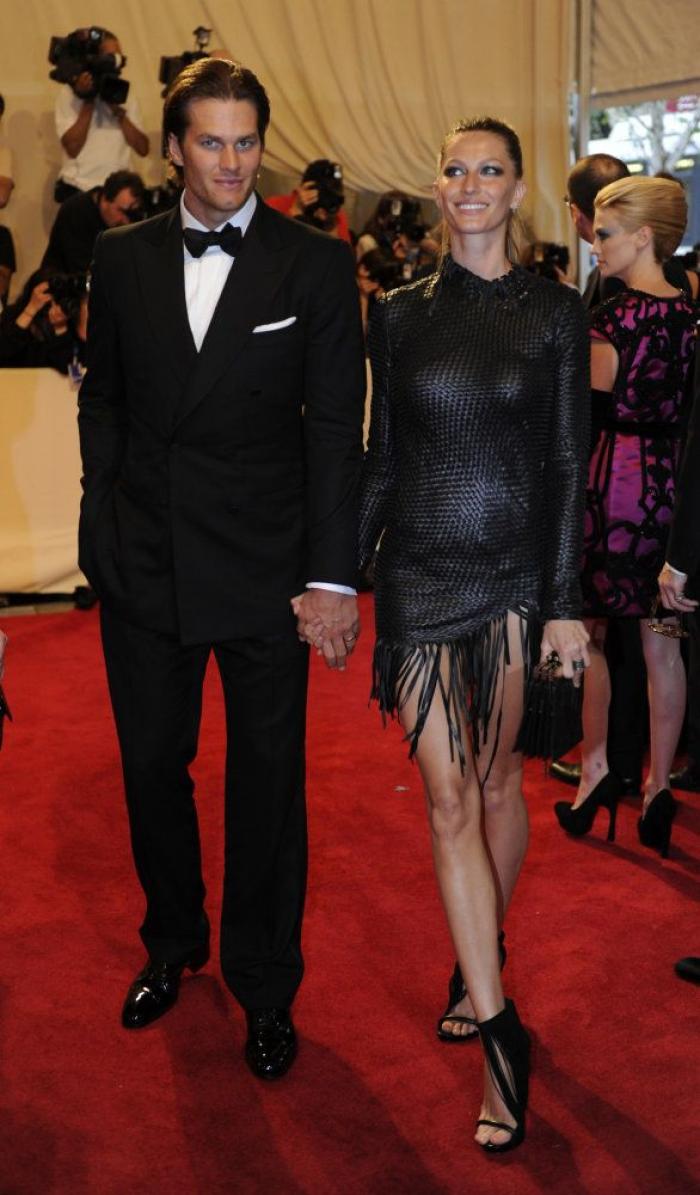 Gisele publica en Instagram una foto amamantando con tres estilistas alrededor