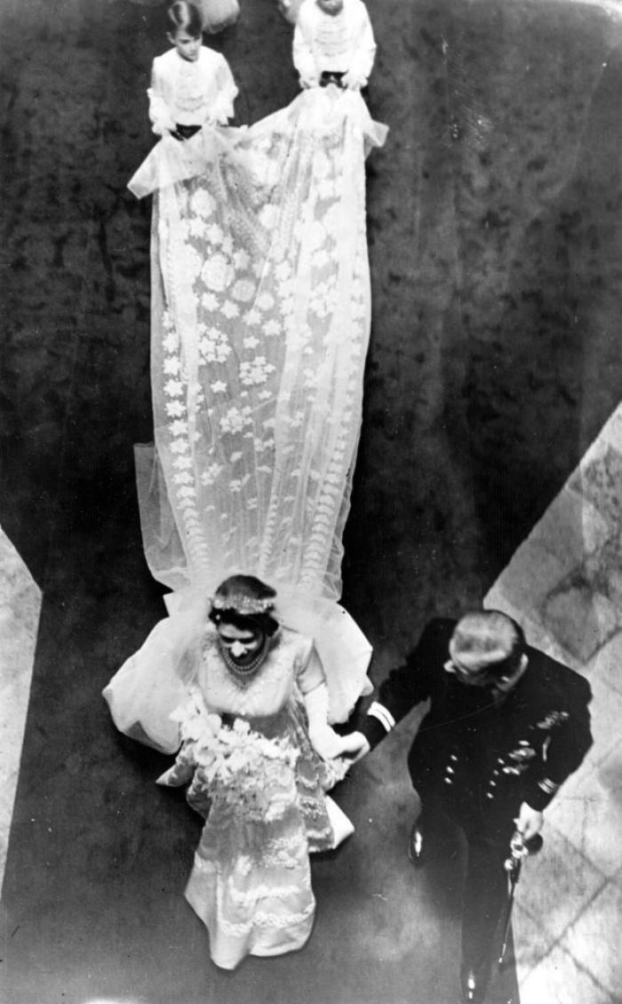 Los médicos prohíben a Isabel II que beba alcohol