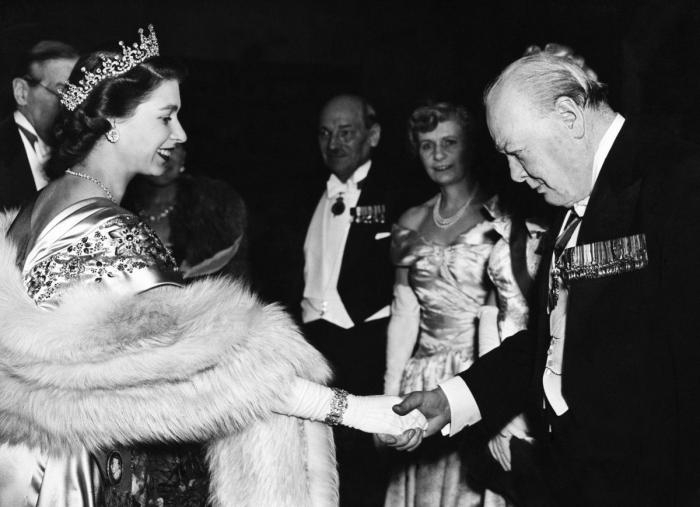 Los médicos prohíben a Isabel II que beba alcohol