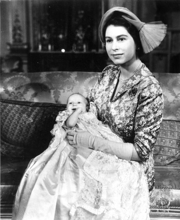 Los médicos prohíben a Isabel II que beba alcohol