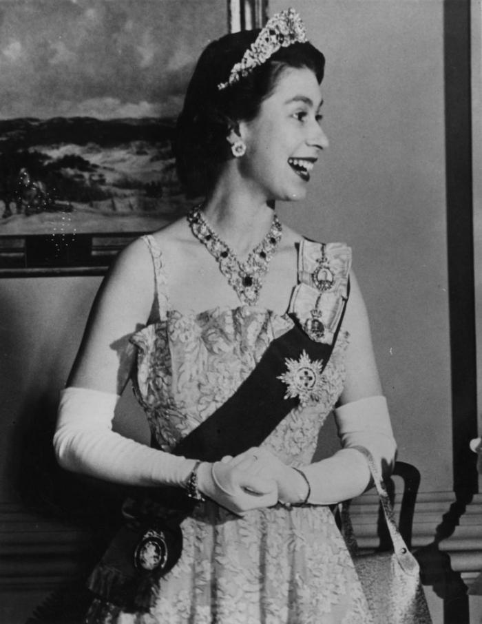 Los médicos prohíben a Isabel II que beba alcohol