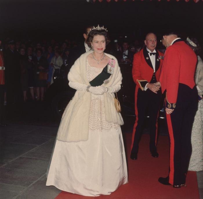 Los médicos prohíben a Isabel II que beba alcohol