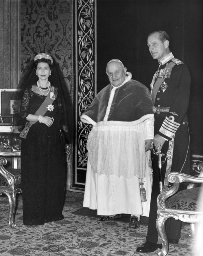 Los médicos prohíben a Isabel II que beba alcohol