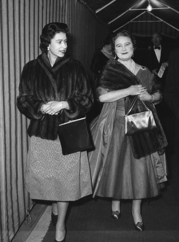 Los médicos prohíben a Isabel II que beba alcohol