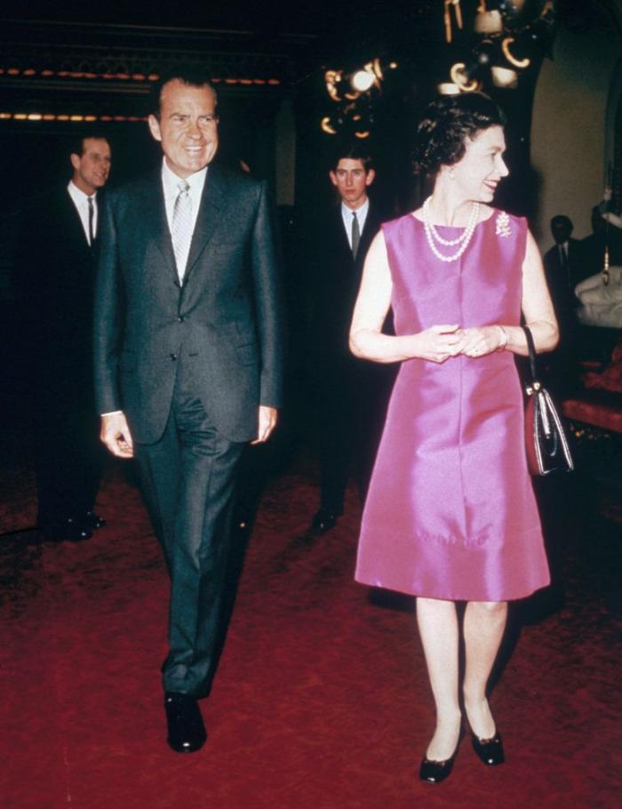Los médicos prohíben a Isabel II que beba alcohol
