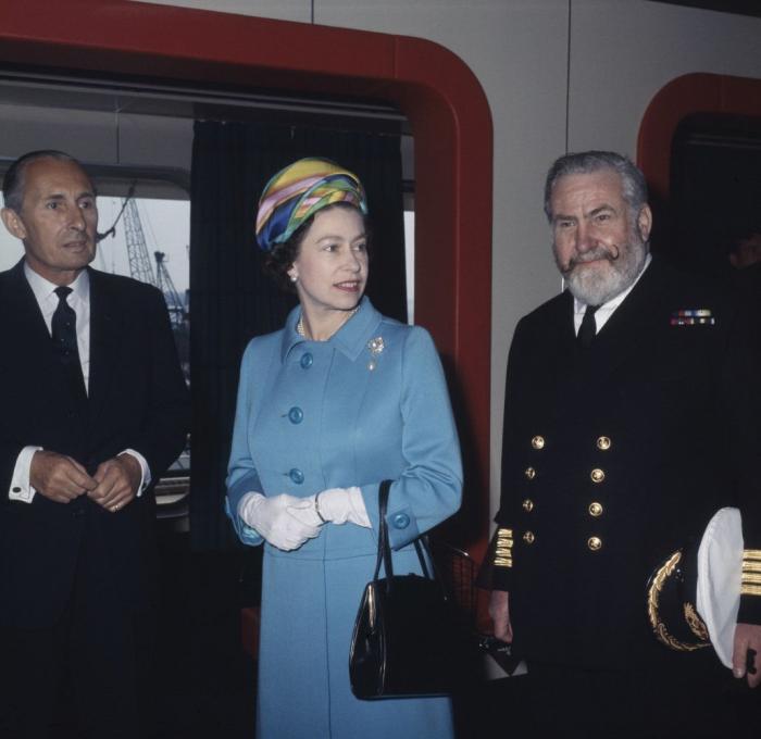 Los médicos prohíben a Isabel II que beba alcohol