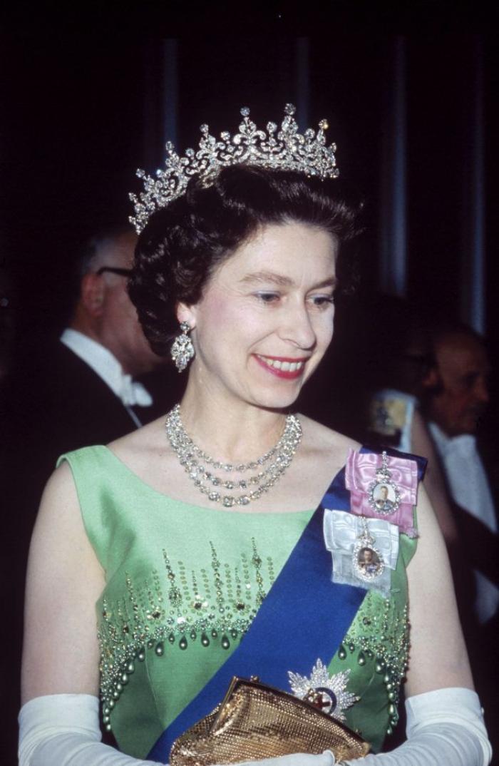 Los médicos prohíben a Isabel II que beba alcohol