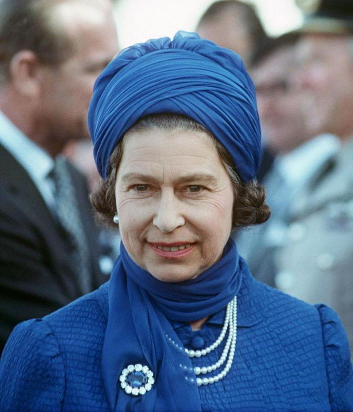 Los médicos prohíben a Isabel II que beba alcohol