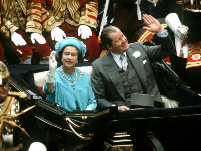Los médicos prohíben a Isabel II que beba alcohol
