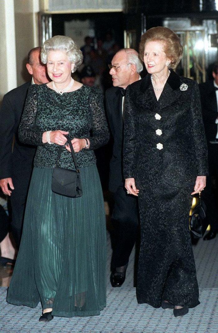 Los médicos prohíben a Isabel II que beba alcohol