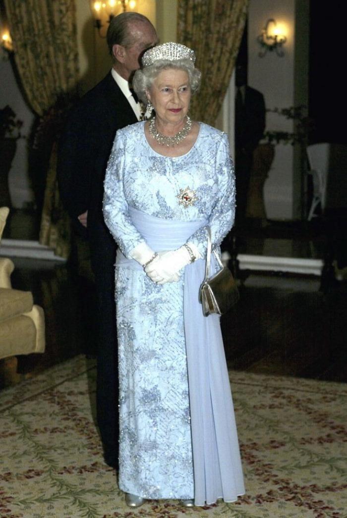 Los médicos prohíben a Isabel II que beba alcohol