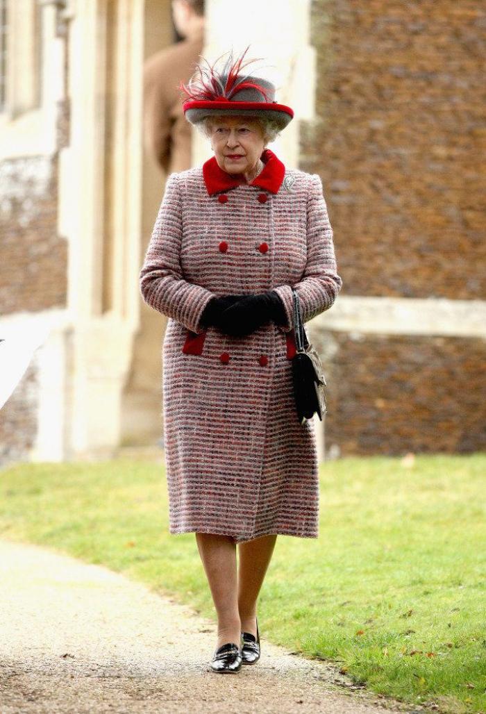 Los médicos prohíben a Isabel II que beba alcohol
