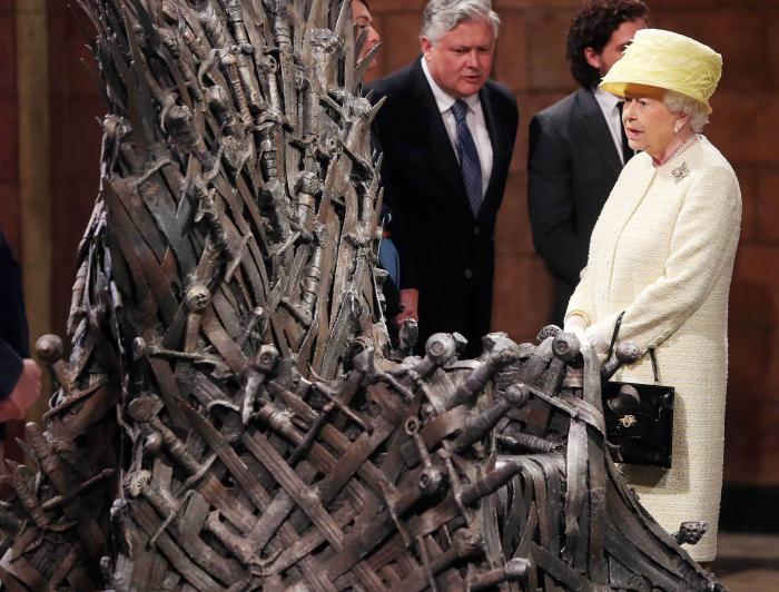 Los médicos prohíben a Isabel II que beba alcohol