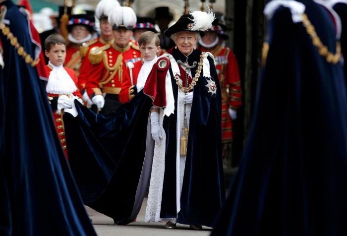 Los médicos prohíben a Isabel II que beba alcohol