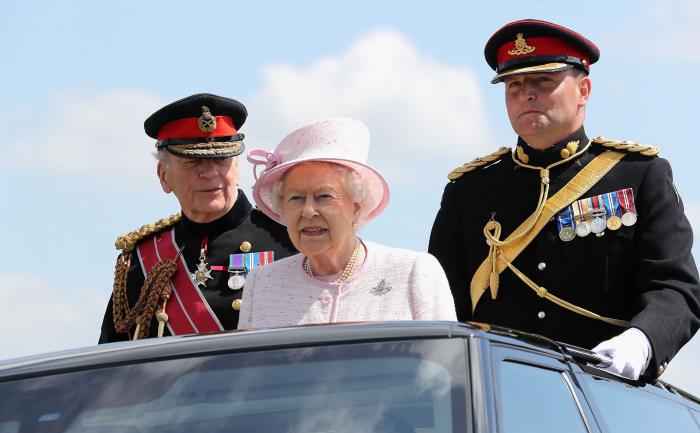 Los médicos prohíben a Isabel II que beba alcohol