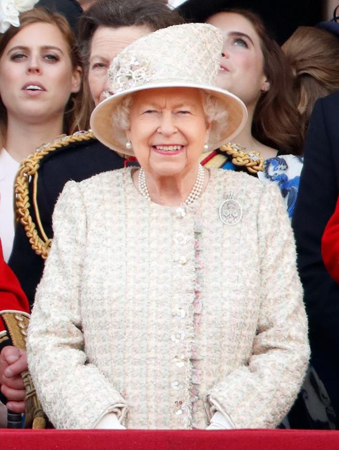 Los médicos prohíben a Isabel II que beba alcohol