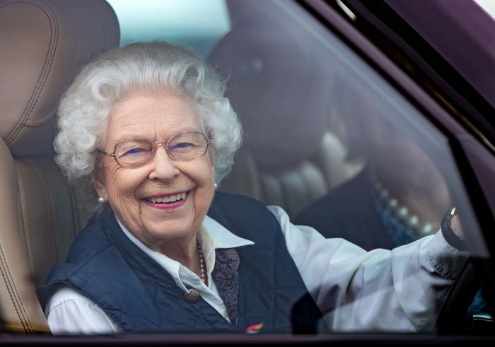Los médicos prohíben a Isabel II que beba alcohol