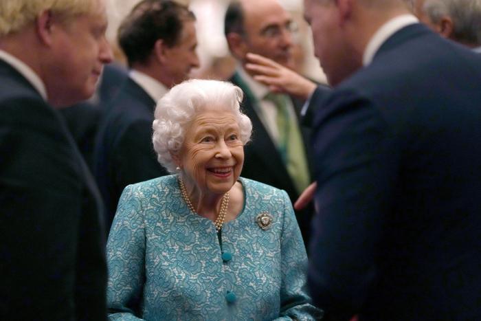 Los médicos prohíben a Isabel II que beba alcohol