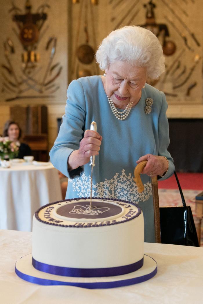 Los médicos prohíben a Isabel II que beba alcohol