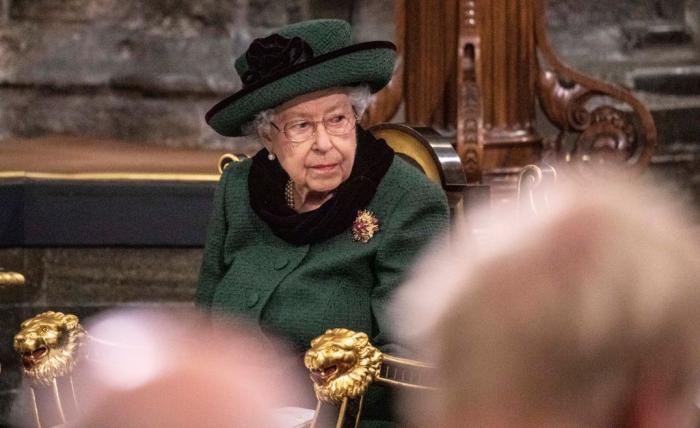 Los médicos prohíben a Isabel II que beba alcohol