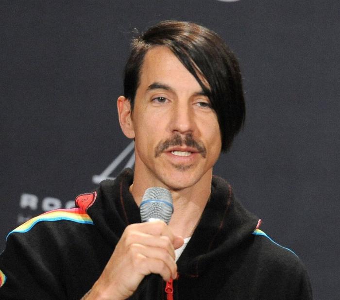 Bradley Cooper cambia de 'look' y no le queda nada bien