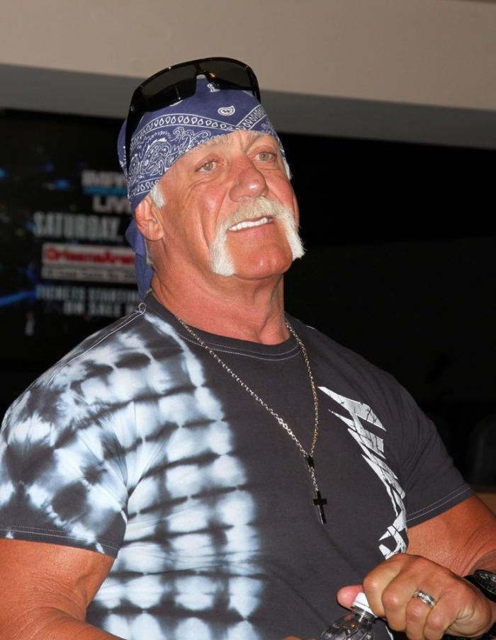 Bradley Cooper cambia de 'look' y no le queda nada bien