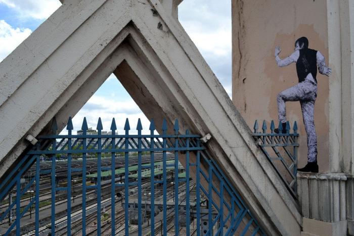 Estos dos edificios están haciendo guarrerías y al Louvre no le gusta