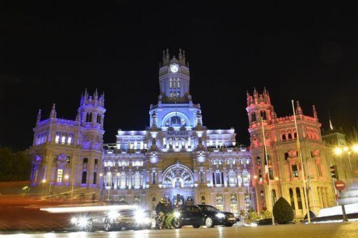 Luces por París: edificios de todo el mundo se tiñen con los colores de la bandera francesa