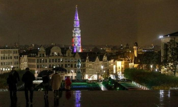 Luces por París: edificios de todo el mundo se tiñen con los colores de la bandera francesa